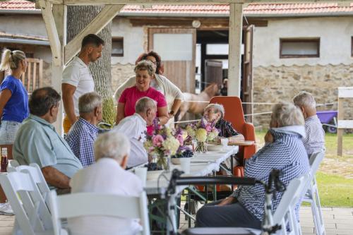 Piknik na zámku ve Chvalkovicích